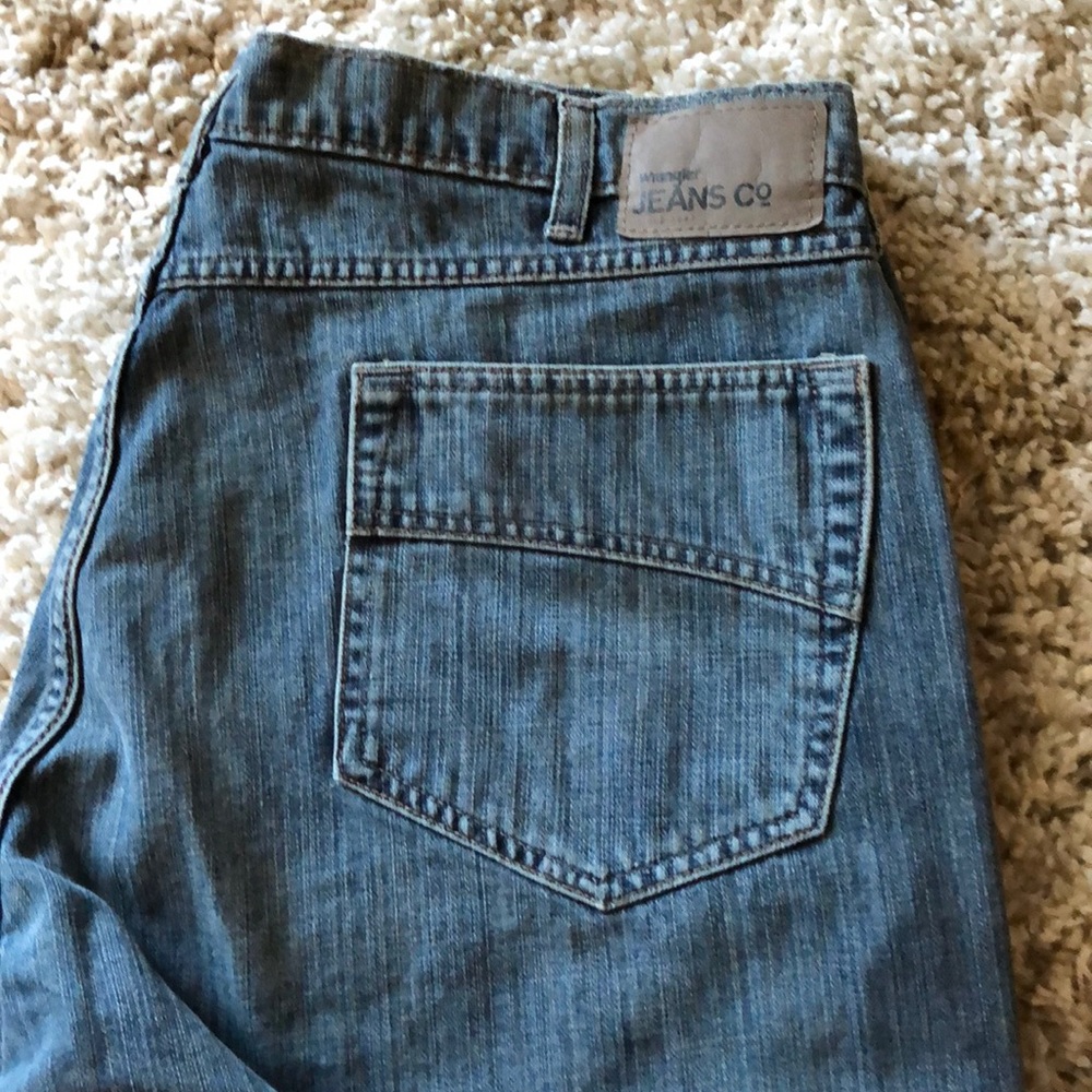 Men’s wrangler loose straight jeans.